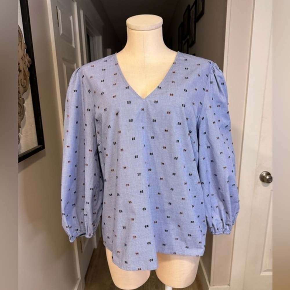 CREMIEUX  woman’s size Medium houndstooth blue top with small textured print